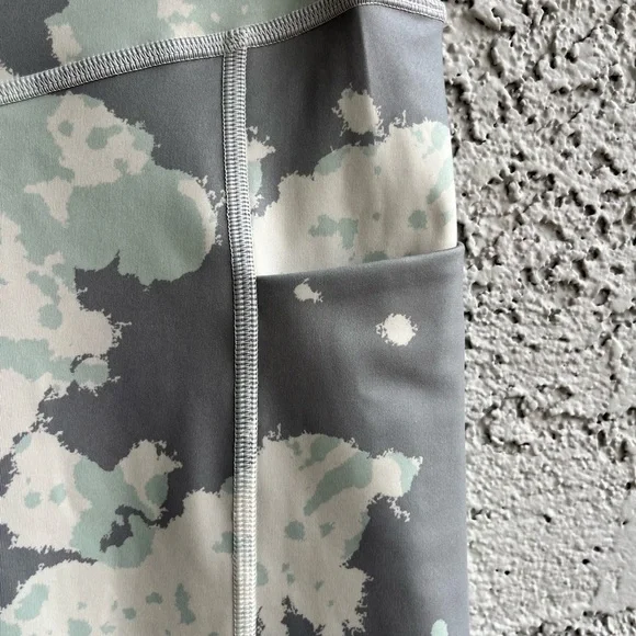 THE NORTH FACE Light Camouflage Fitted Biker Shorts with Pockets Women’s Medium - Picture 5 of 14